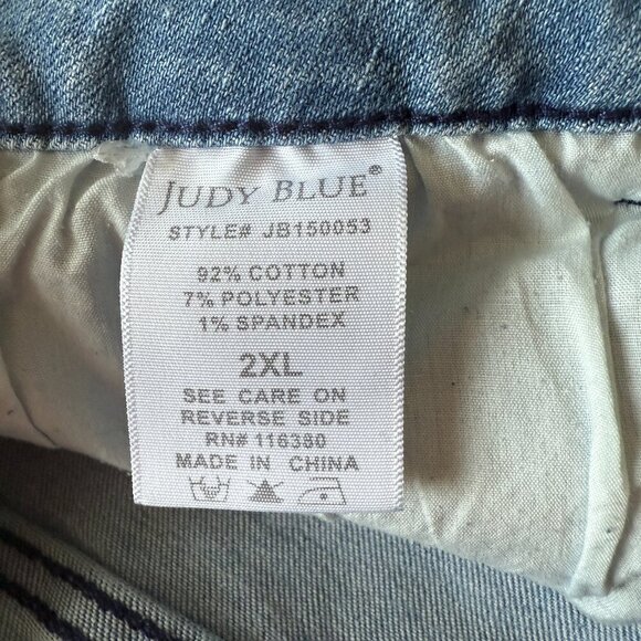 Women's Plus 2XL Judy Blue Distressed Light Wash Tie Dyed Hem Denim Shorts - Picture 5 of 6